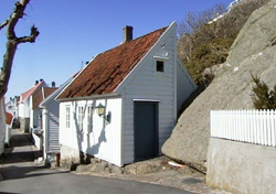 Skudeneshavn – malerisch am Meer. Weit drauben auf der Südspitze Karmøys liegt der lidyllische Fischerort. Vor knapp 200 Jahren entstand das Fischerdorf, in dem auch reger Handel getrieben wurde. Fast alle 125 Häuser und 100 Fischerhütten sind erhalten gebliebn und prägen heute das Stadtbild. Heute zählt Skudeneshavn zu den Orten in Norwegen, die besonders gut bewahrt sind. Skudeneshavn ist ein Ort mit Charme, der in einer spannenden Kulturlandschaft liegt. Schauen Sie bei Galerie oder in einem Café hinein. Skudefestivalen: Die grösste Künstenkulturschau Westnorwegens mit Booten in allen Klassen: Holzboote, historische Schiffe, Kleinboote, Ferizeitboote und Selgerschiffe. Das Leben pulsiert an Land und im Hafen, der im Zentrum liegt. Handwerker führen alte Arbeitsmethoden, wie sie auf See und im Bootsbau benutzt wurden, vor. Es gibt Kunstausstellungen in der Søragadå, der Hauptstrasse der Altstadt, und Buden am Marktplatz im Zentrum. Kurz gesagt: Am Tage und am Abend Unterhaltung mit lokalen und internationalen Künstlern.