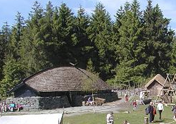 Vikingfestivalen: Die Insel Karmøy ist dei Heimat der Wikinger. Auf historischem Boden können Sie an Wikingerfesten teilnehmen, den Alltag der Wikinger auf dem Wikingerhof am Karmsund studieren, am historichen Asbjørn-March oder am Wikingerumzug mit in – und ausländischen Gästen teilnehmen. Am Samstag findet der Saga-Abend in Avaldsnes auf einem Wikingerhof statt. Hier wird aus den WikingerSagen vorgelesen. Wettbewerbe, Schauspiel, Gesang, Tanz und gutes Essen runden das Programm ab. Es ist schon ein besonderes Erlebnis, den Wikingerhof mit dem Langhaus und die Zelte, die Arbeitsplätze und den Markt zu besuchen, Im Langhaus auf dem Wikingerhof werden auch historische Abende mit Berichten der die Lebensweise der Wikinger schildert.