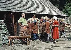 Vikingfestivalen: Die Insel Karmøy ist dei Heimat der Wikinger. Auf historischem Boden können Sie an Wikingerfesten teilnehmen, den Alltag der Wikinger auf dem Wikingerhof am Karmsund studieren, am historichen Asbjørn-March oder am Wikingerumzug mit in – und ausländischen Gästen teilnehmen. Am Samstag findet der Saga-Abend in Avaldsnes auf einem Wikingerhof statt. Hier wird aus den WikingerSagen vorgelesen. Wettbewerbe, Schauspiel, Gesang, Tanz und gutes Essen runden das Programm ab. Es ist schon ein besonderes Erlebnis, den Wikingerhof mit dem Langhaus und die Zelte, die Arbeitsplätze und den Markt zu besuchen, Im Langhaus auf dem Wikingerhof werden auch historische Abende mit Berichten der die Lebensweise der Wikinger schildert.